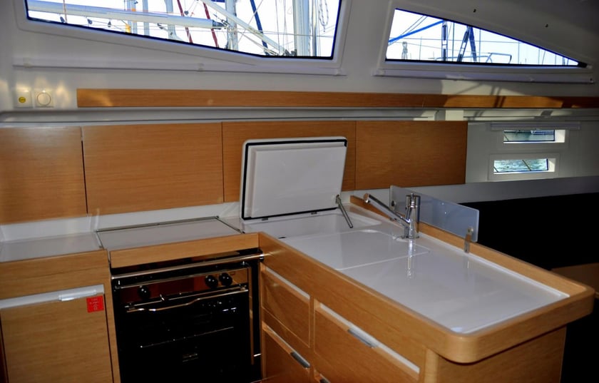 Izola Voilier Cabine 3  Couchettes 8  Invités 8  9.9 m Numéro de l'annonce: #21419 5