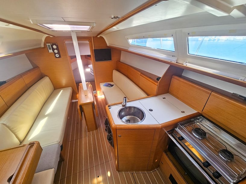 Izola Sailboat 2 cabin 6 berths 6 guests 9.96 m Listing Number: #21423 2