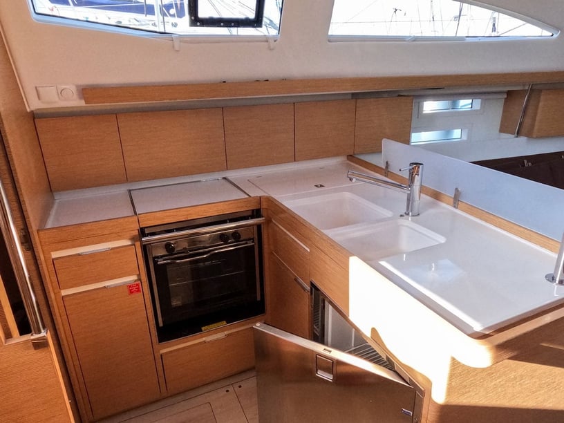 Izola Zeilboot Cabine 3  8  slaapplaatsen 8  gasten 11.9 m Lijstnummer: #21428 5