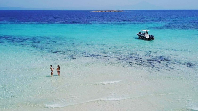 Sithonia, Chalkidiki Motorboat   7 guests 5.1 m Listing Number: #21450 4