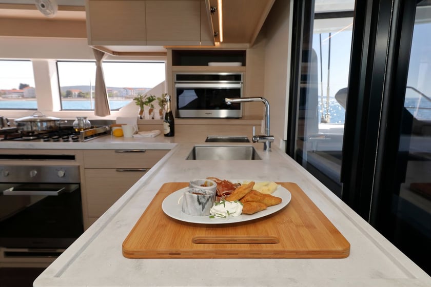 Split Catamaran 7 cabin 12 berths 12 guests 16.9 m Listing Number: #21526 4