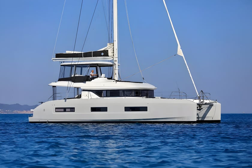 Split Catamaran 5 cabin 10 berths 10 guests 16.9 m Listing Number: #21526