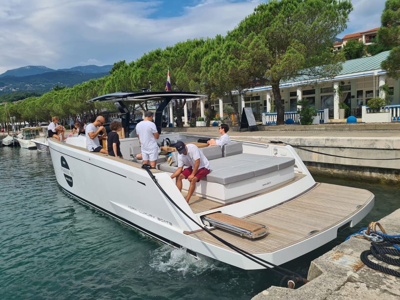 Ičići Bateau à moteur Cabine 2  Couchettes 4  Invités 12  14 m Numéro de l'annonce: #21528 5