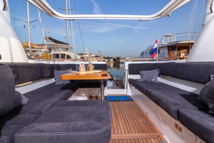 Sibenik Bateau à moteur Cabine 2  Couchettes 4  Invités 4  11.49 m Numéro de l'annonce: #21538 3