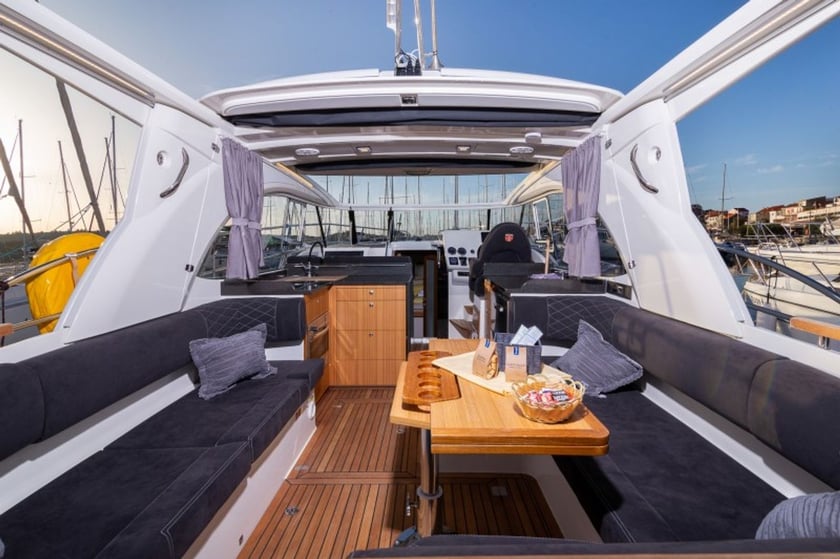 Sibenik Bateau à moteur Cabine 2  Couchettes 4  Invités 4  11.49 m Numéro de l'annonce: #21538 2