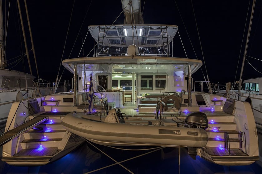 Athènes Catamaran Cabine 6  Couchettes 10  Invités 10  15.84 m Numéro de l'annonce: #21633