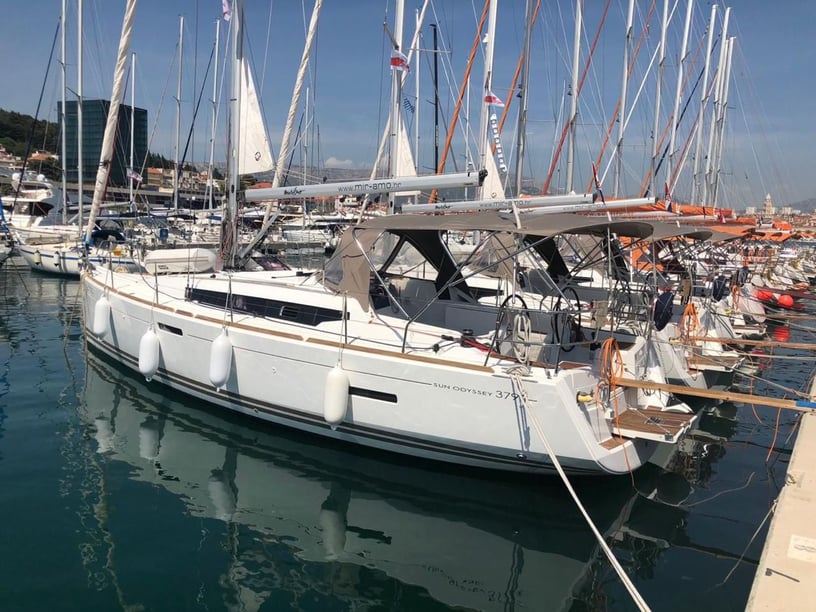 Izmir Sailboat 3 cabin 6 berths 6 guests 38 ft Listing Number: #21692