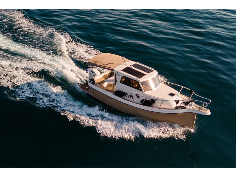 Pula Motorboat 1 cabin 3 berths 7 guests 7.2 m Listing Number: #21724