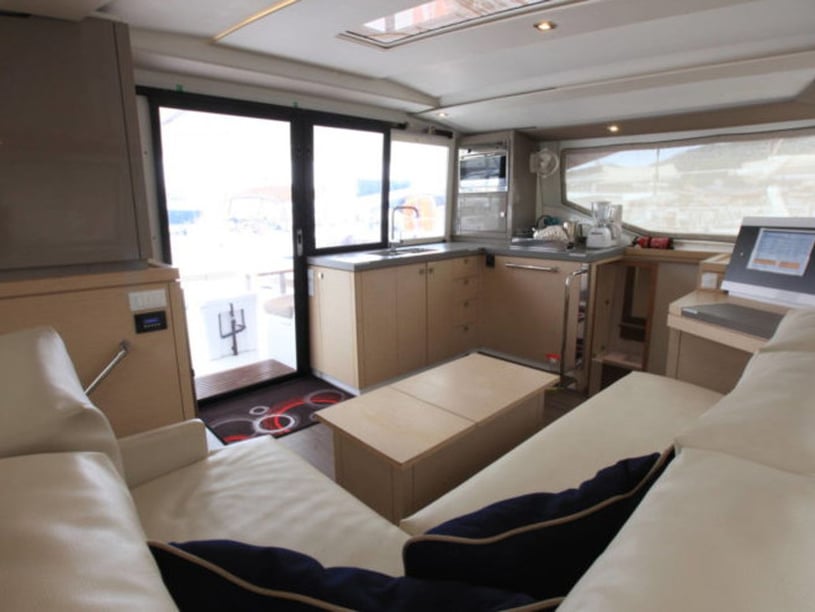 Road Town Catamaran 4 cabin 8 berths 8 guests 11.7 m Listing Number: #21755 2