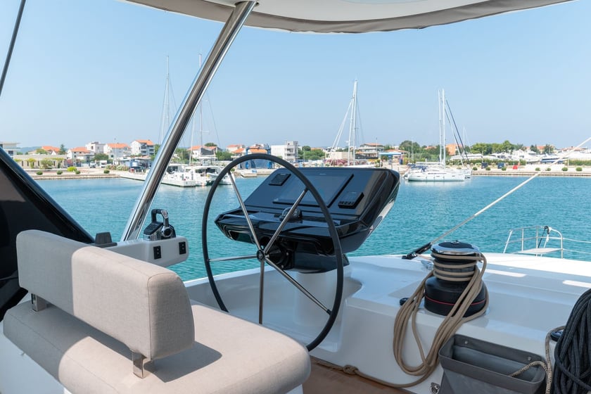 Split Catamaran 4 cabin 8 berths 8 guests 20.55 m Listing Number: #21771 3