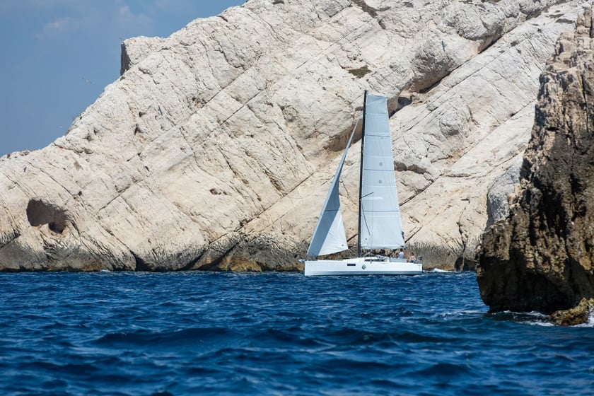 Marseille Sailboat 2 cabin 6 berths 6 guests 9.14 m Listing Number: #21772 5