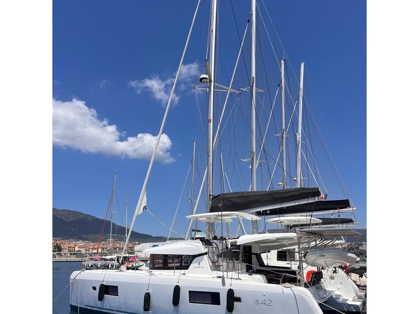 Ajaccio Catamarán Cabina 6  12  literas 12  invitados 12.92 m Número de anuncio: #21782