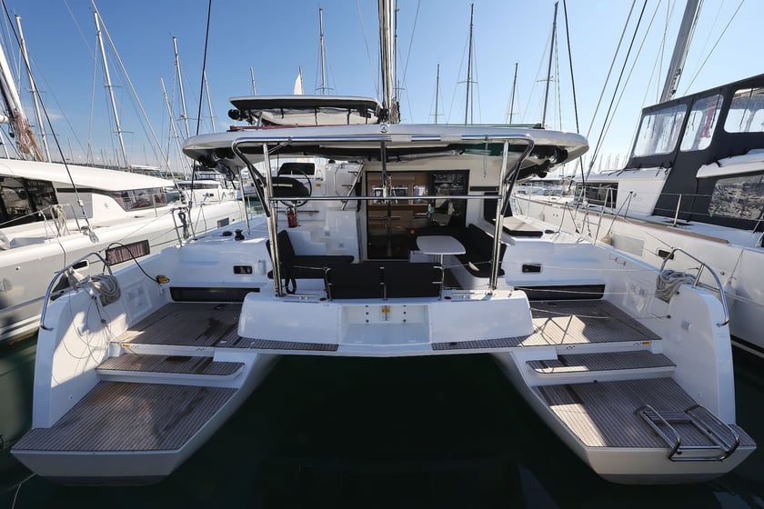 Sukosan Catamaran Cabine 6  12  slaapplaatsen 12  gasten 12.94 m Lijstnummer: #21784 2