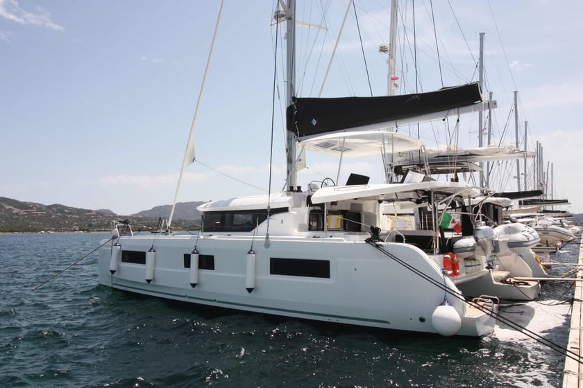 Salerne Catamaran Cabine 4  Couchettes 10  Invités 10  13.99 m Numéro de l'annonce: #21811 4