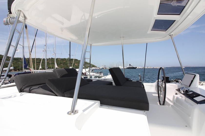 Salerne Catamaran Cabine 4  Couchettes 10  Invités 10  13.99 m Numéro de l'annonce: #21811 5