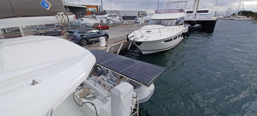 Ajaccio Catamarán Cabina 5  8  literas 8  invitados 11.33 m Número de anuncio: #21823 4