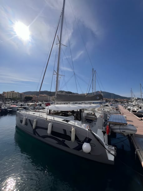 Ajaccio Catamarán Cabina 5  8  literas 8  invitados 11.33 m Número de anuncio: #21823 3