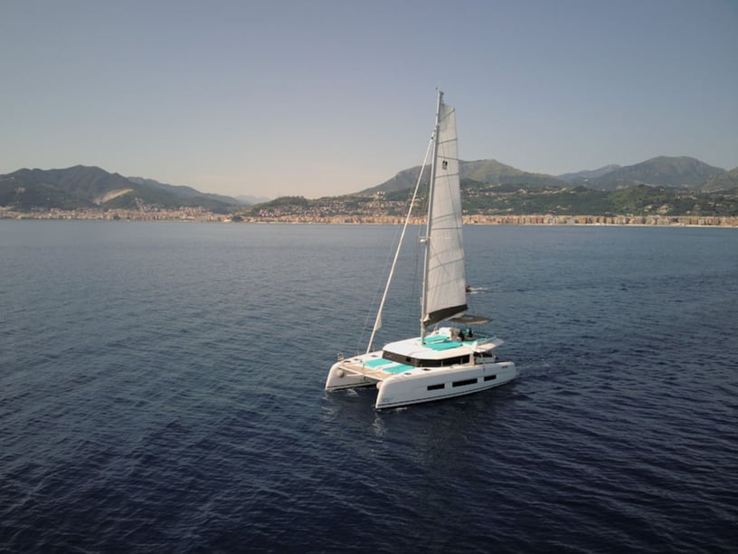 Olbia Catamaran Cabine 6  Couchettes 11  Invités 12  14.7 m Numéro de l'annonce: #21885