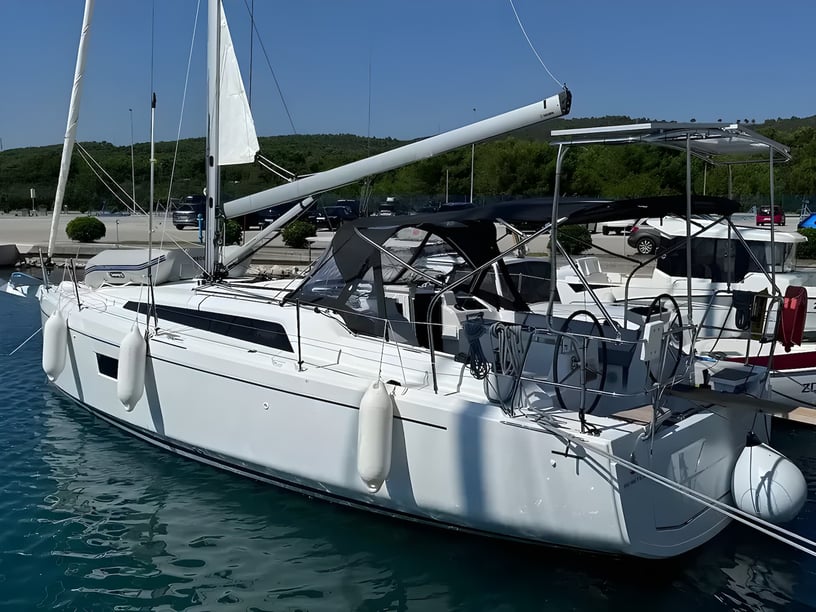 Sukošan Sailboat 2 cabin 6 berths 6 guests 10.77 m Listing Number: #21892 3