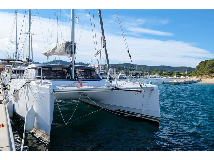 Hyeres Catamarán Cabina 4  8  literas 8  invitados 11.99 m Número de anuncio: #21959