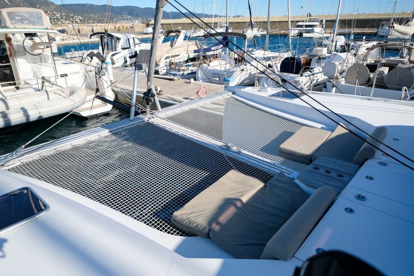 Hyères Catamaran Cabine 4  Couchettes 8  Invités 8  11.99 m Numéro de l'annonce: #21959 3