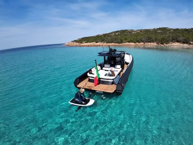 Porto Cervo Motorboot 1 Kabine 2 Liegeplätze 10 Gäste 12.5 m Nummer des Inserats: #21970 2