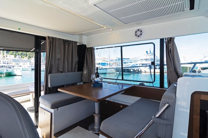 Zadar Motorboat 3 cabin 8 berths 8 guests 10.5 m Listing Number: #21985 3