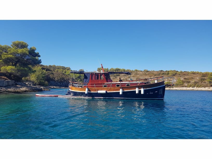 Split Motorboat 2 cabin 5 berths 5 guests 12 m Listing Number: #220