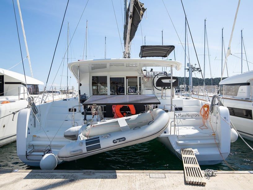 Pomer Catamaran Cabine 4  8  slaapplaatsen 8  gasten 11.74 m Lijstnummer: #22013