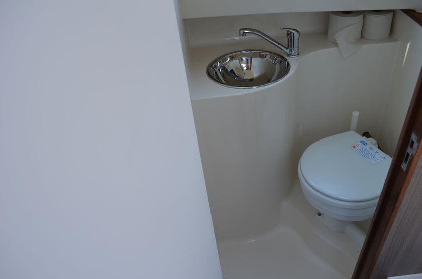 Drachten Motorboot Cabine 1  2  slaapplaatsen 2  gasten 7.5 m Lijstnummer: #22032 4