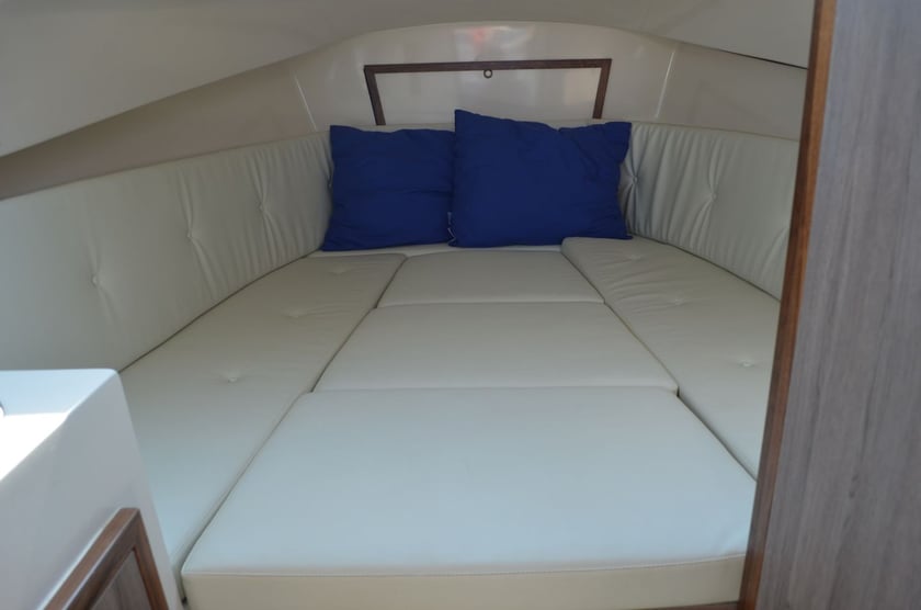 Drachten Motorboot Cabine 1  2  slaapplaatsen 2  gasten 7.5 m Lijstnummer: #22041 4