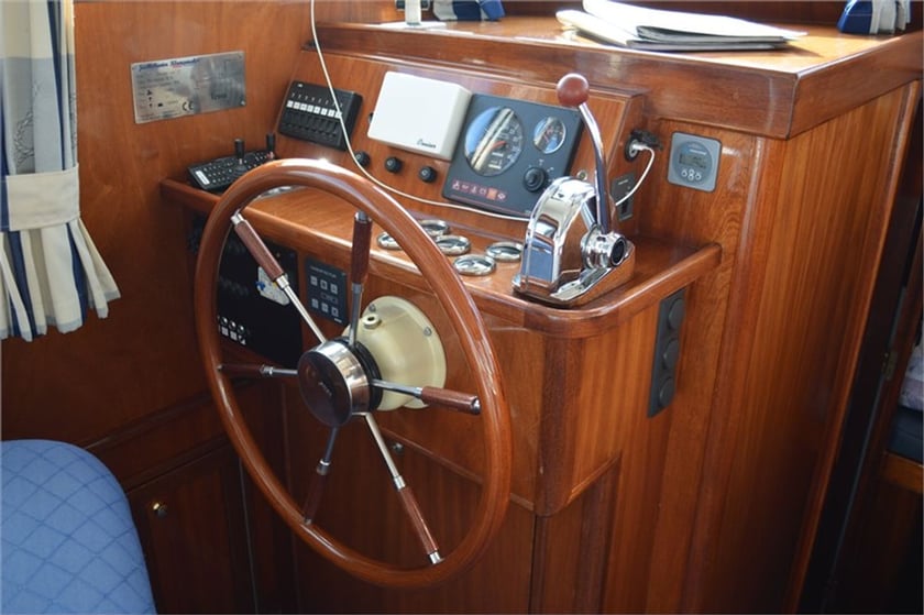 Woudsend Motorboot Cabine 1  2  slaapplaatsen 2  gasten 10.25 m Lijstnummer: #22046 5