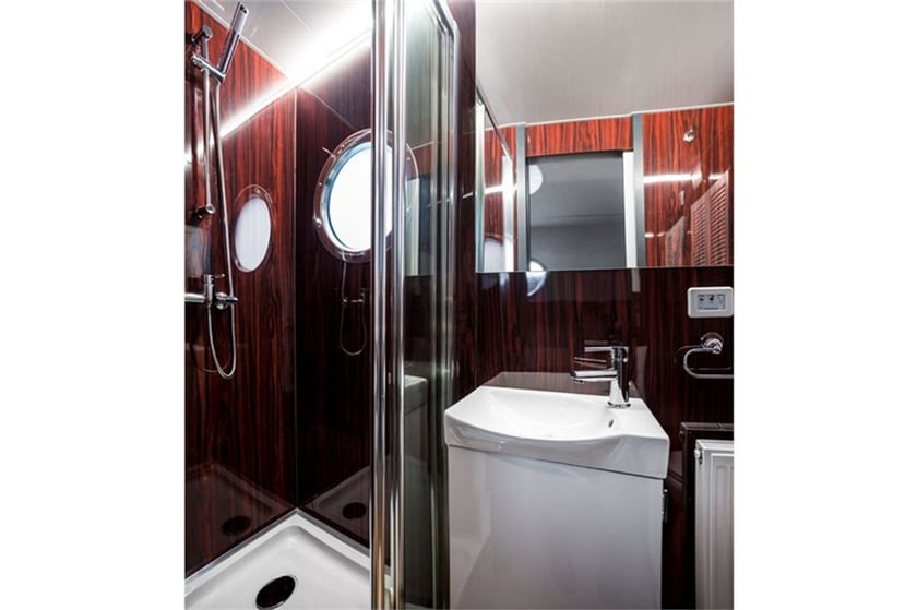 Drachten search.type_0 Cabine 1  Couchettes 2  Invités 2  9.03 m Numéro de l'annonce: #22056 4