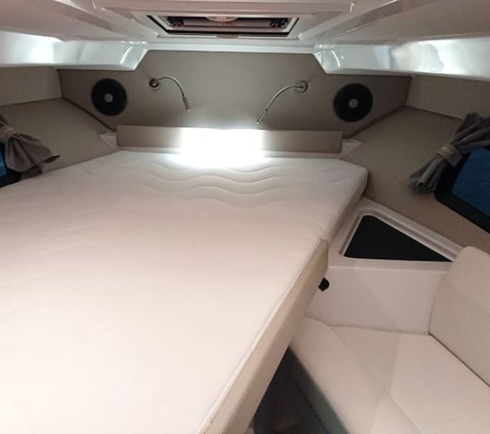 Trogir Bateau à moteur Cabine 2  Couchettes 4  Invités 6  8.8 m Numéro de l'annonce: #22127 3