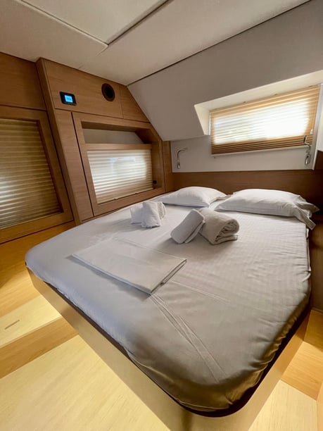 Athene Catamaran Cabine 7  12  slaapplaatsen 12  gasten 14.28 m Lijstnummer: #22167 5