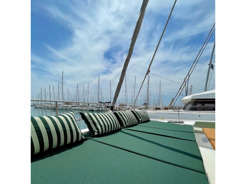 Athene Catamaran Cabine 7  12  slaapplaatsen 12  gasten 14.28 m Lijstnummer: #22167 3