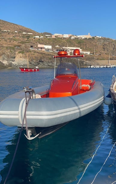 Capo d'Orlando Motorboot 1 Kabine 1 Liegeplätze 16 Gäste 13 m Nummer des Inserats: #22177 3