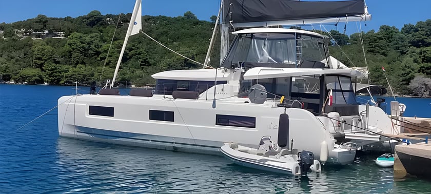 Dubrovnik Catamaran Cabine 3  Couchettes 8  Invités 8  13.99 m Numéro de l'annonce: #22234 4