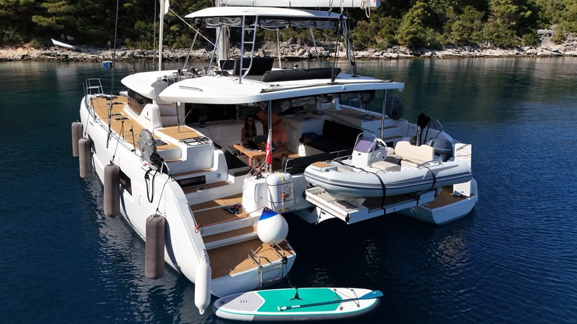 Dubrovnik Catamaran Cabine 3  Couchettes 8  Invités 8  13.99 m Numéro de l'annonce: #22234 3