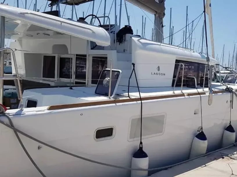 Vlichada Catamaran Cabine 3  6  slaapplaatsen 6  gasten 13.96 m Lijstnummer: #22243