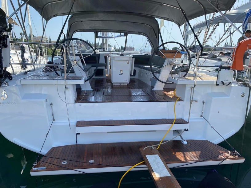 Athènes Voilier Cabine 6  Couchettes 11  Invités 11  15.94 m Numéro de l'annonce: #22306