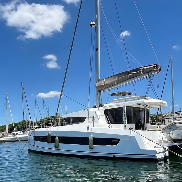 Cagliari Catamaran Cabine 3  Couchettes 6  Invités 6  12.85 m Numéro de l'annonce: #22327