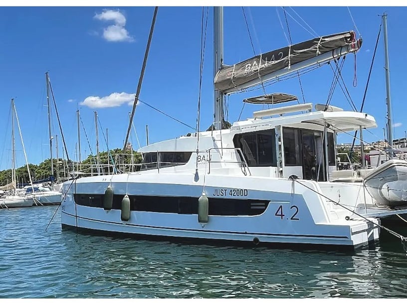 Cagliari Catamaran Cabine 3  6  slaapplaatsen 6  gasten 12.85 m Lijstnummer: #22327