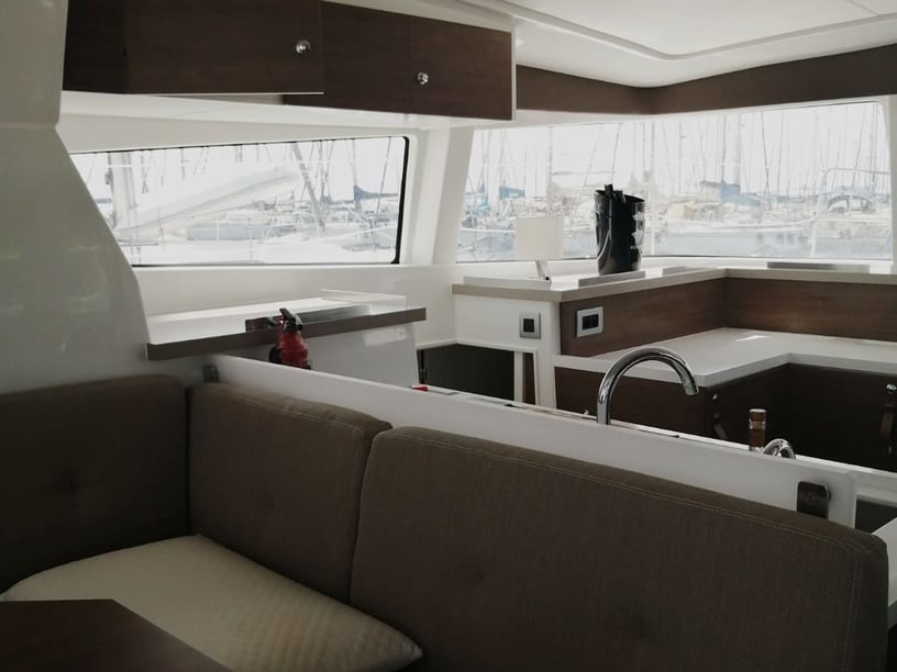 Cagliari Catamaran Cabine 3  6  slaapplaatsen 6  gasten 12.85 m Lijstnummer: #22327 2