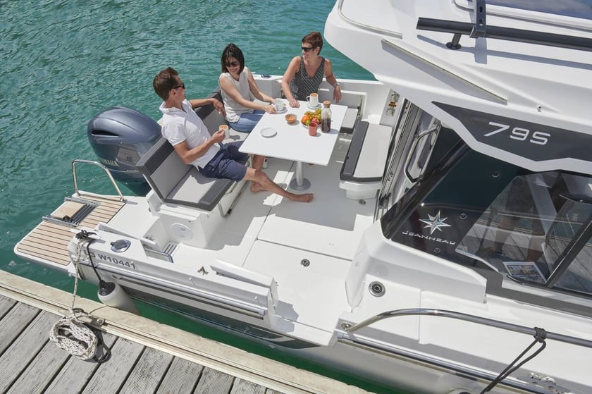 Vodice Motorboat 1 cabin 4 berths 9 guests 7.95 m Listing Number: #22343 5