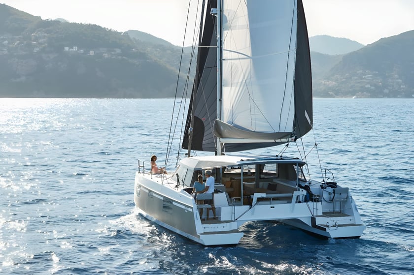 Papeete, Tahiti Catamaran Cabine 3  Couchettes 6  Invités 6  11.98 m Numéro de l'annonce: #22408 4