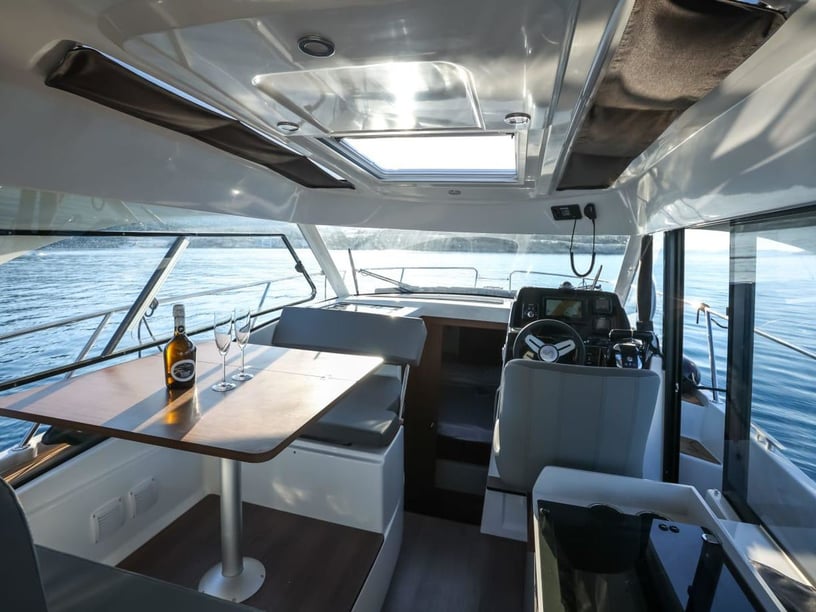 Zadar Motorboat 2 cabin 6 berths 6 guests 7.98 m Listing Number: #22454 2