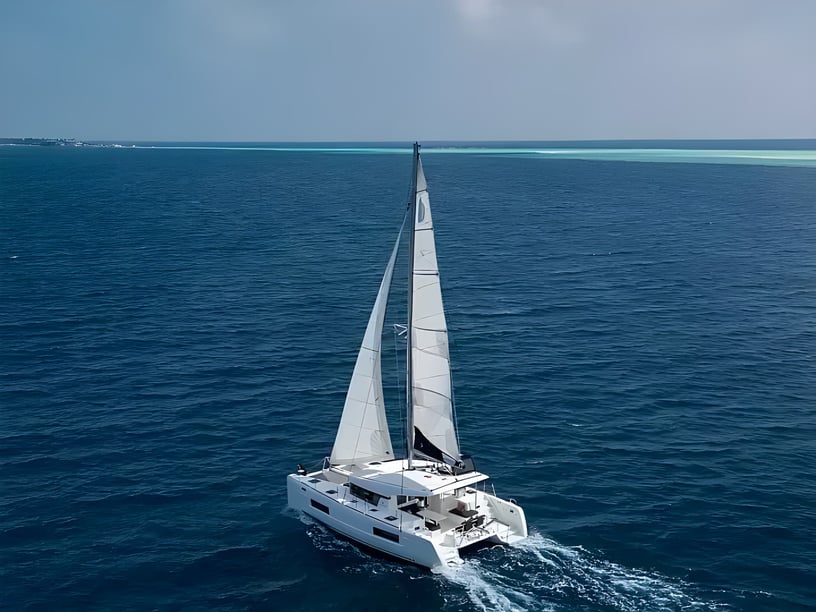 Malé Catamaran Cabine 2  Couchettes 4  Invités 4  11.8 m Numéro de l'annonce: #22595 3