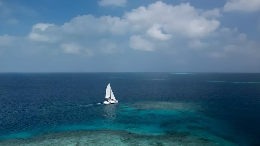 Malé Catamaran Cabine 2  Couchettes 4  Invités 4  11.8 m Numéro de l'annonce: #22595 2