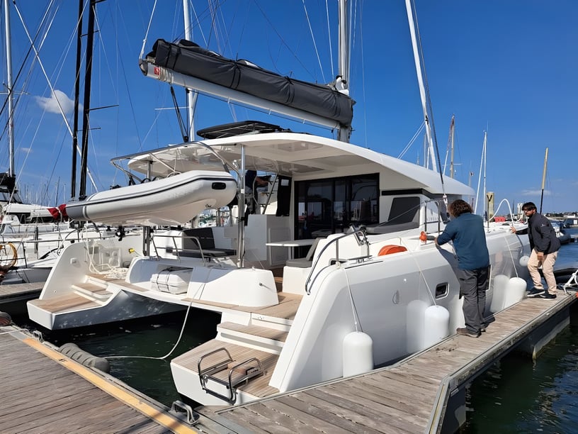 Misschien, Victoria Catamaran Cabine 6  10  slaapplaatsen 10  gasten 12.94 m Lijstnummer: #22623 3